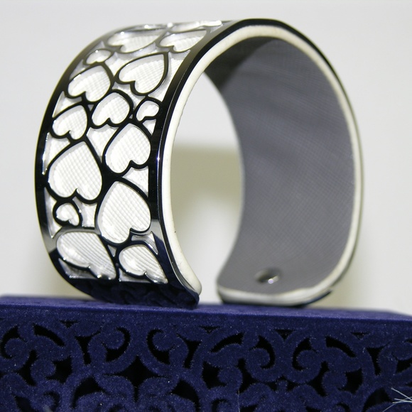 Resizeable Leather & Silver Heart Cuff - Picture 4 of 6